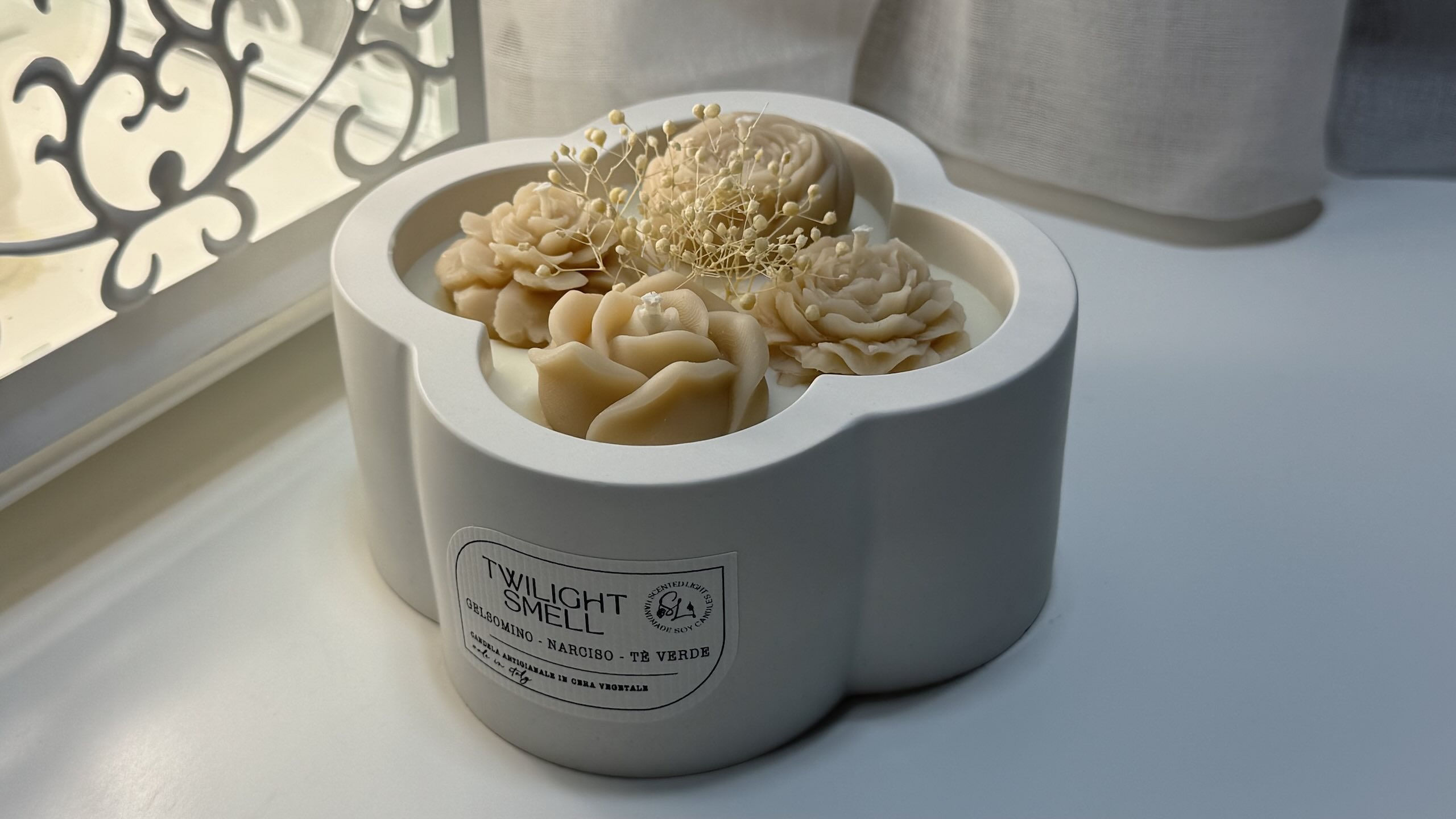 Candela profumata artigianale in cera di soia Bio in vaso di Porcellana Biscuit Flò Grande decoro Bouquet di Fiori in cera