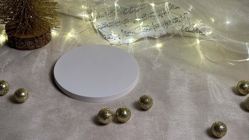 Piattino in porcellana biscuit forma tonda, interamente realizzato a mano con lavorazione artigianale