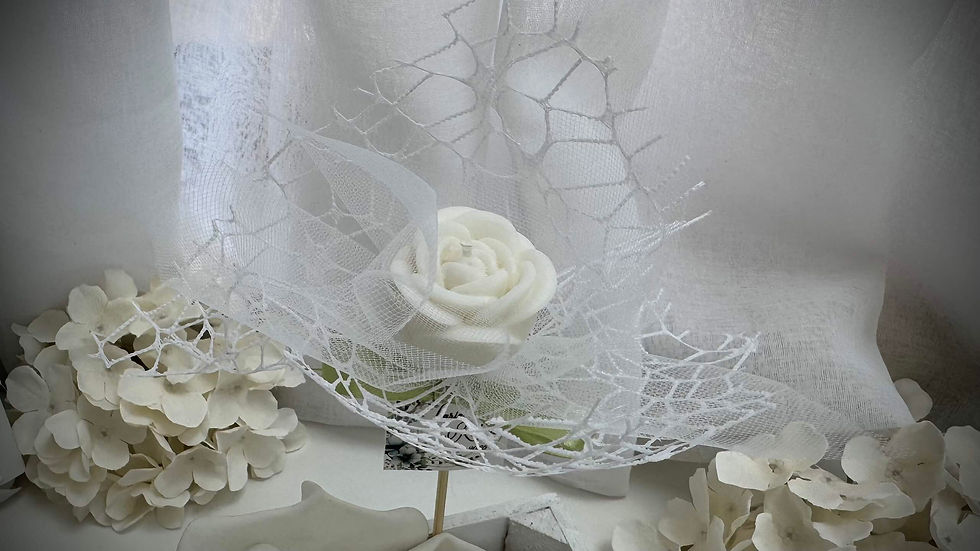 Candela profumata artigianale Rosa Romantic in cera di soia Bio su gambo in legno avvolto in elegante Tulle e Tessuto Devorè