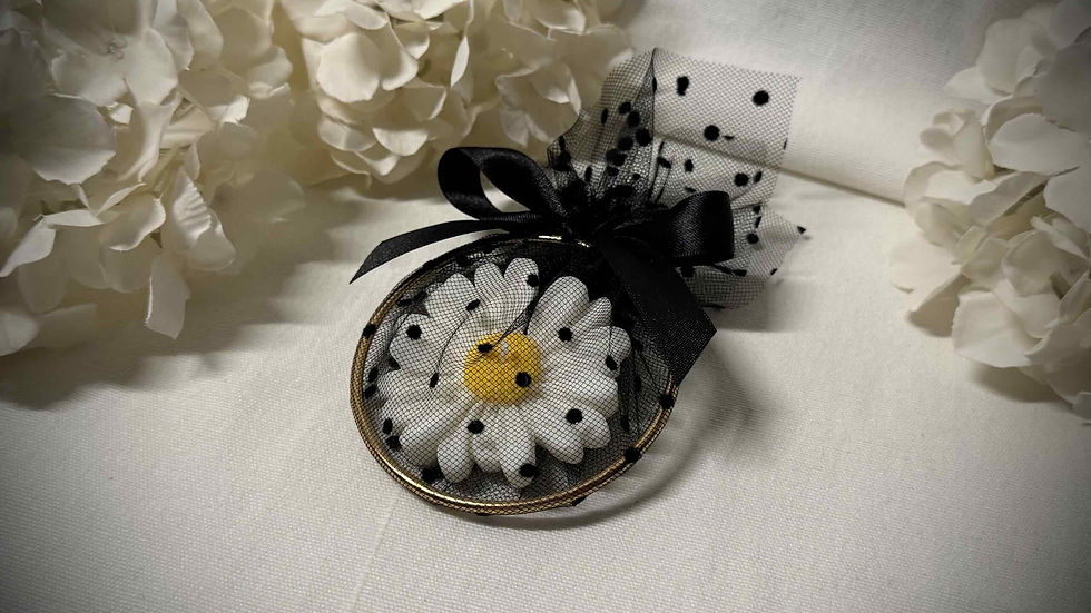Miniatura: Candela profumata naturale Margherita Pois Neri in cera di soia Bio con Anello in Metallo avvolta in Tulle a Pois neri