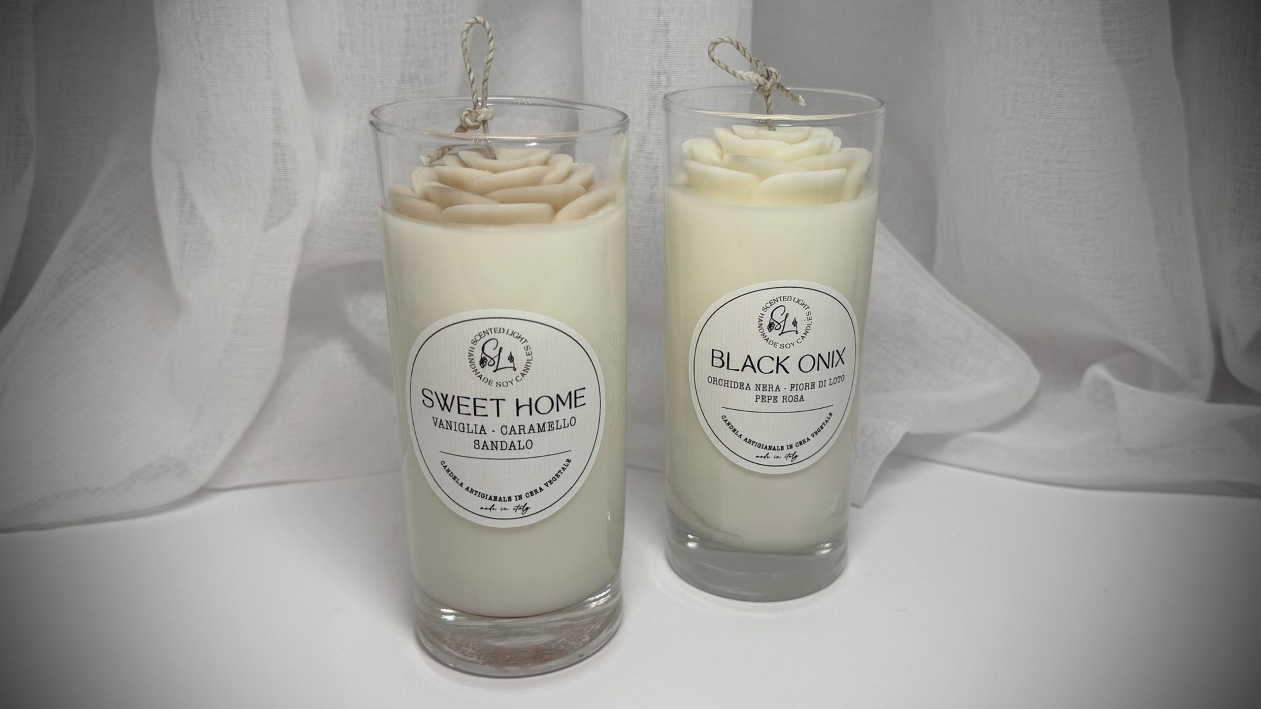 Candela profumata artigianale Cero in Vetro in cera di soia Bio in vaso lungo di vetro con decorazione Fiore di Loto