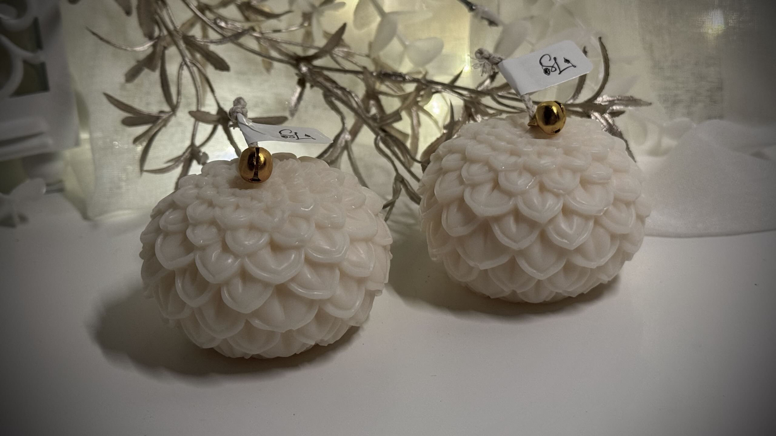 Candela profumata artigianale in cera di soia Bio Palla di Natale Foglie Media