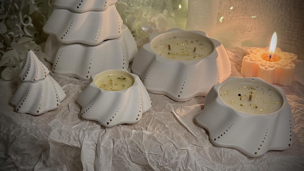 Miniatura: Candela profumata naturale in cera di soia Bio in contenitore di porcellana biscuit Albero di Natale Lux Grand che si apre