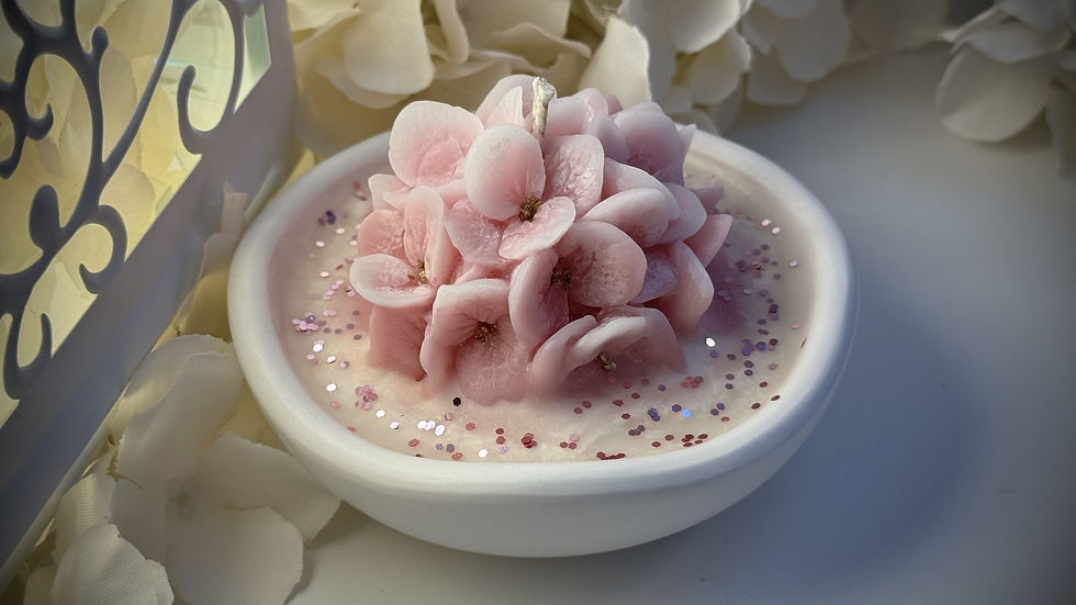 Candela Ciotola Ortensia in cera di soia Bio ed essenze naturali certificate in Porcellana Biscuit