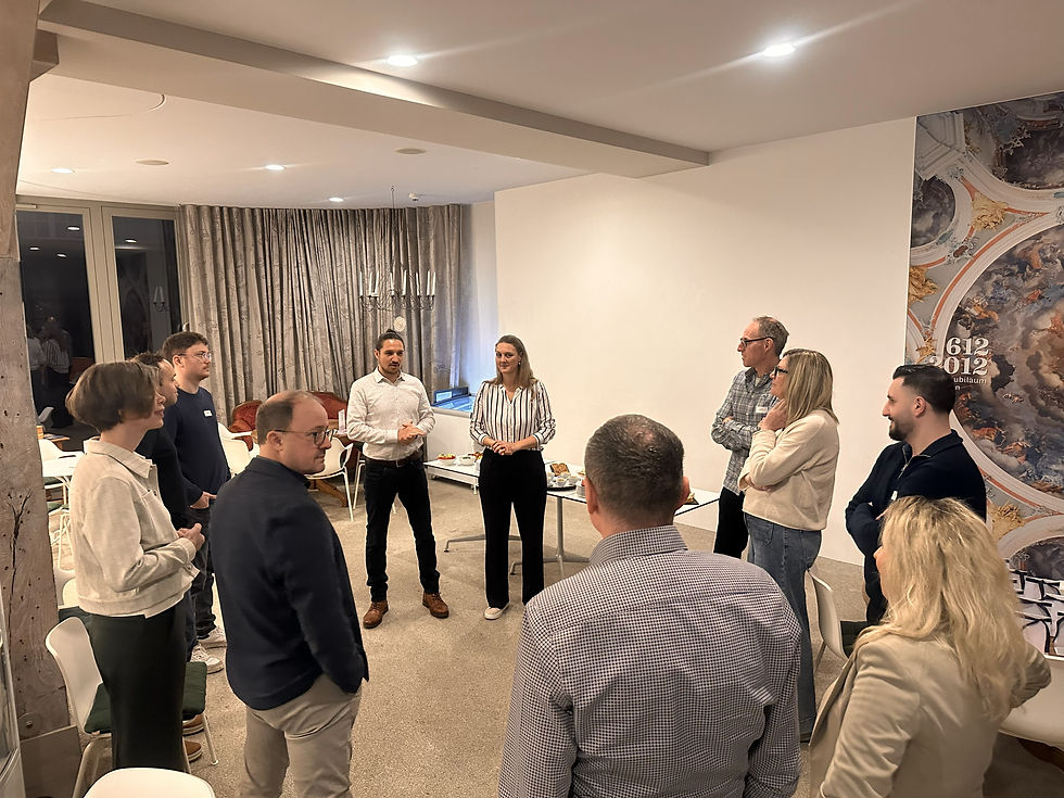 Teilnehmende stehen im Kreis und tauschen sich während eines Impuls-Events von Ursula Tanner und Hassan Hjaij der KMU Upgrade offen aus. Die Gruppe reflektiert gemeinsam Inhalte, hört einander aufmerksam zu und gestaltet den Dialog auf Augenhöhe in einer ruhigen, vertrauensvollen Atmosphäre.