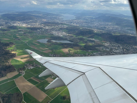 Flugzeugflügel über der Schweiz