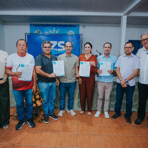 Prefeitura de Cruzeiro do Sul assina  convênios para assistência social e entrega equipamento para fortalecer produção rural
