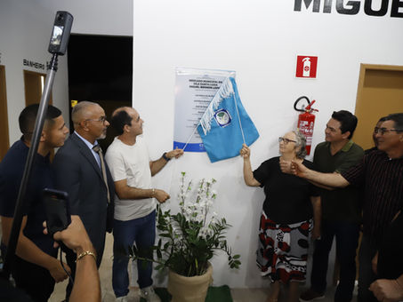 Prefeitura de Cruzeiro do Sul inaugura Mercado Miguel Ibernon Lopes e garante novos abrigos para passageiros na Vila Santa Luzia