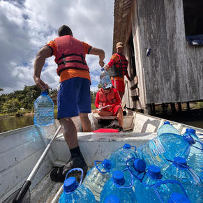 Prefeitura de Cruzeiro do Sul segue com distribuição de água mineral e apoio às famílias afetadas pela cheia do Rio Juruá