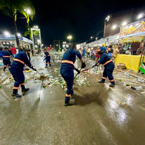 Prefeitura de Cruzeiro do Sul
recolhe 12 toneladas de lixo do Centro depois do show da cantora Joelma