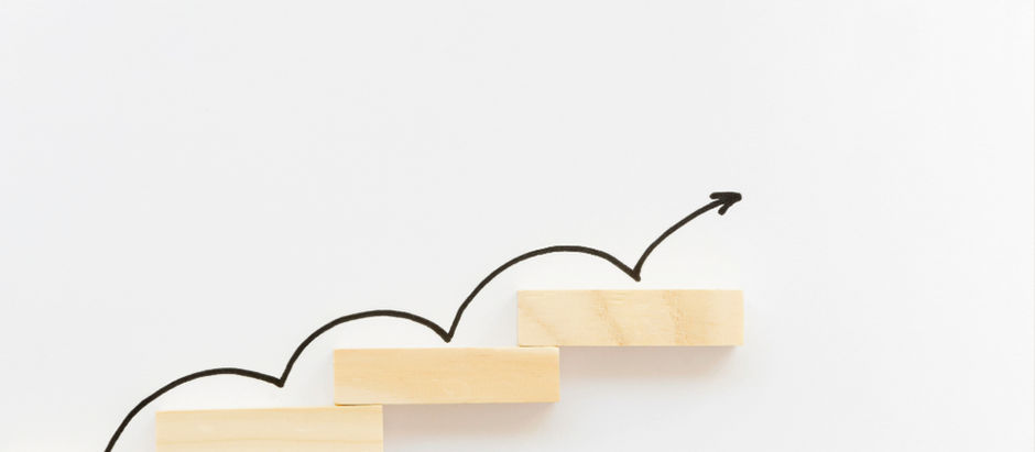 Illustration d'une flèche progressant de marche en marche, symbolisant les étapes d’un bilan d’orientation guidant le jeune vers la réussite scolaire et professionnelle.