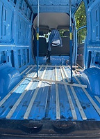 Innenausbau eines VW Crafter zum Campervan. Holzlattung auf dem Fahrzeugboden als Unterkonstruktion für den neuen Fußboden.