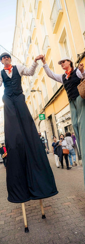 2 échassiers style 1900 dans la rue
