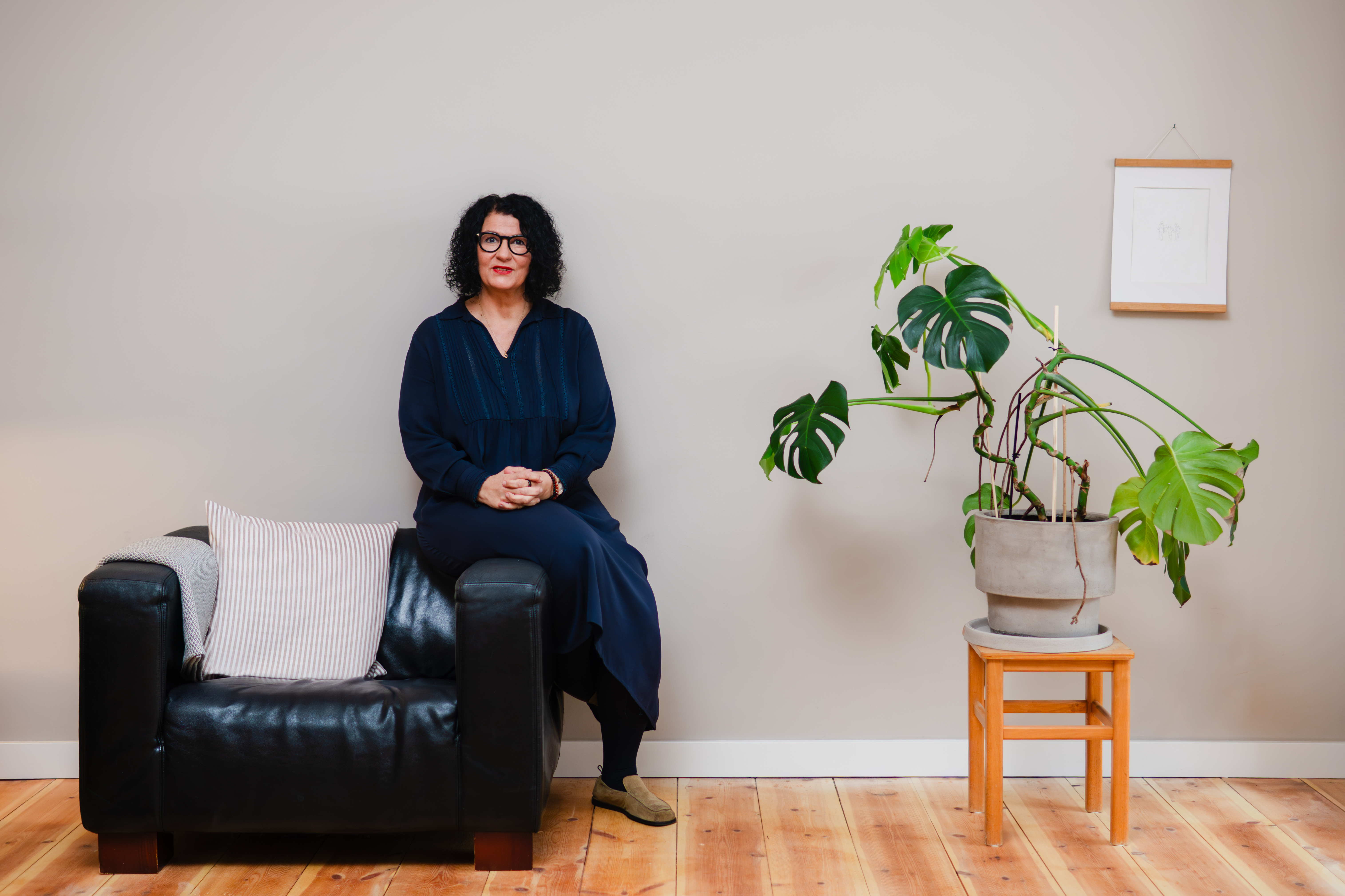 Sohila Barfi in ihrem Raum für systemisches Coaching, Atemarbeit und Achtsamkeit
