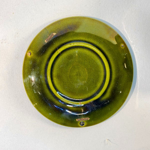 Thumbnail: Charity Brocante 5 Petites assiettes à pain en barbotine verte