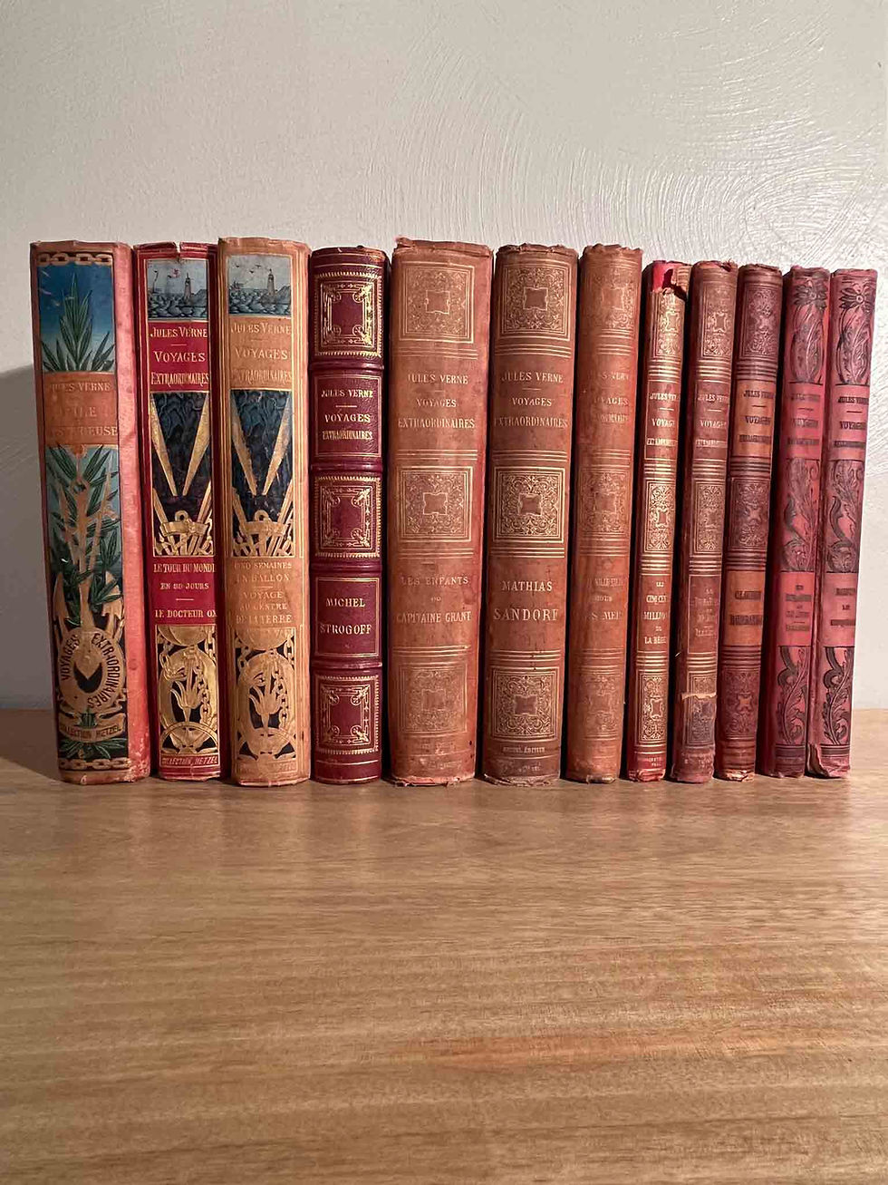 Ensemble de douze livres anciens des aventures de Jules Verne