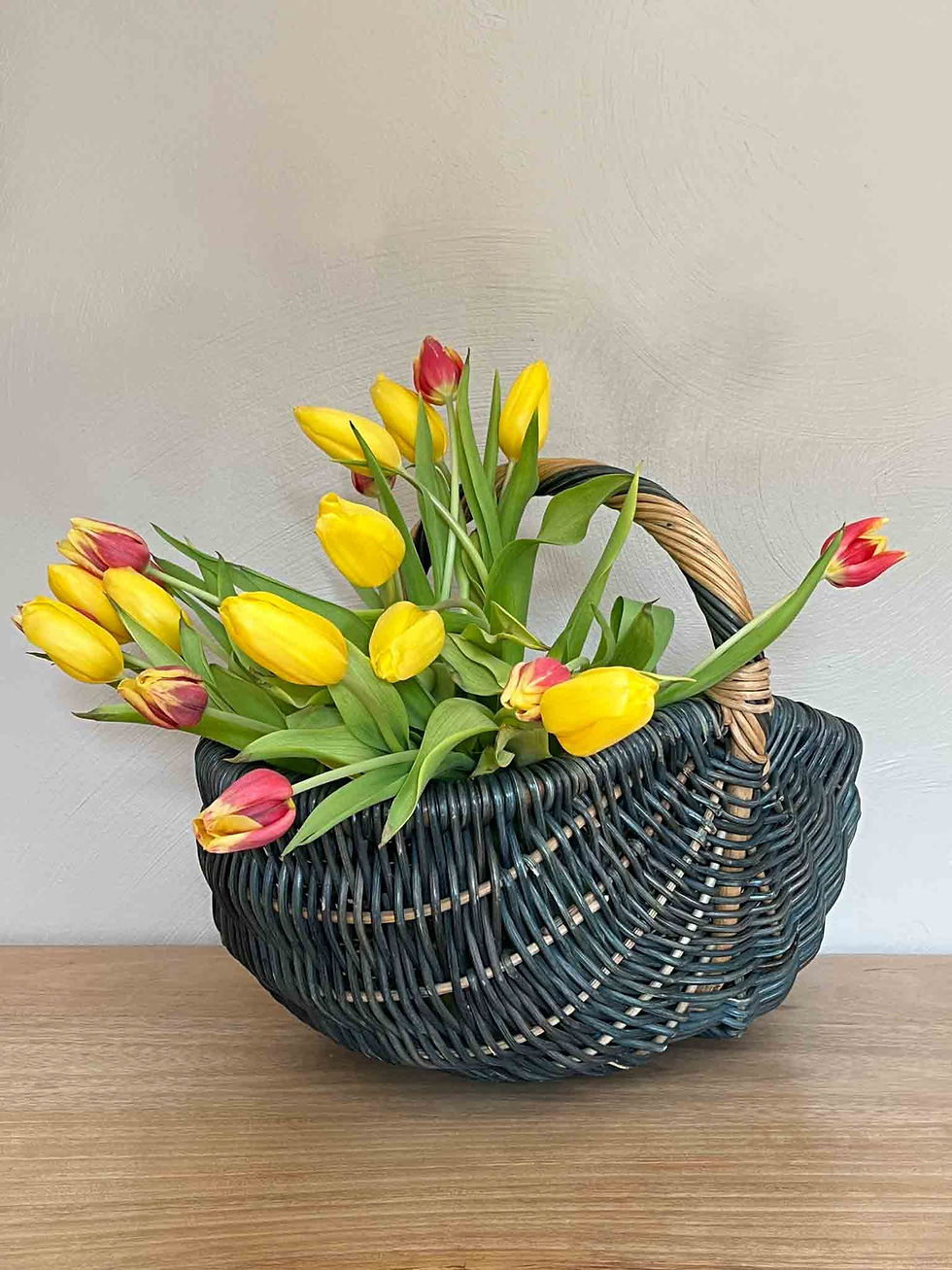 Grand panier vintage en rotin bleu avec anse