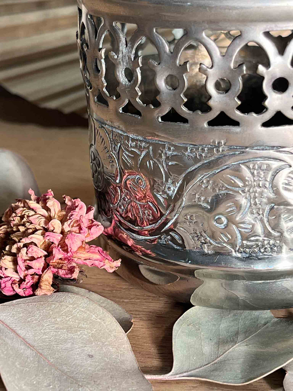 Boîte ancienne anglaise en métal argenté ajouré, décor de feuilles et de raisins