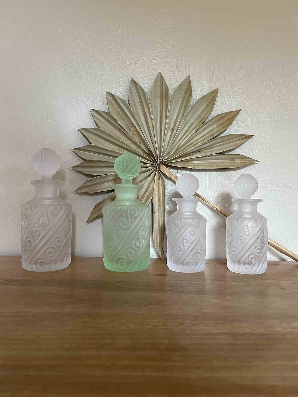 Ensemble de quatre flacons de salle de bain anciens en pâte de verre de Portieux