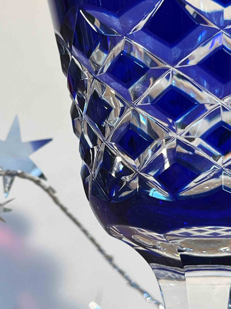 Verre à vin du Rhin Baccarat modèle Burgos en cristal bleu cobalt