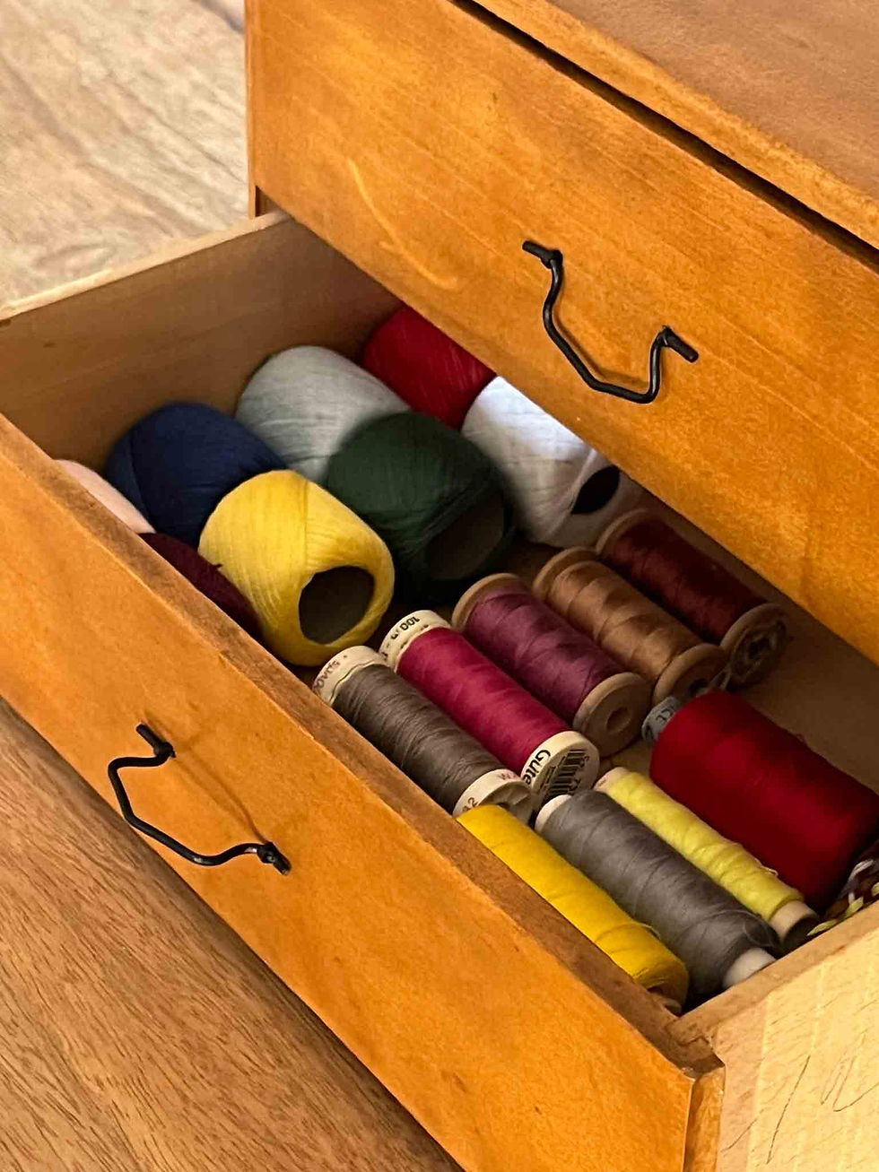 Boîte de mercerie française ancienne en bois avec deux tiroirs