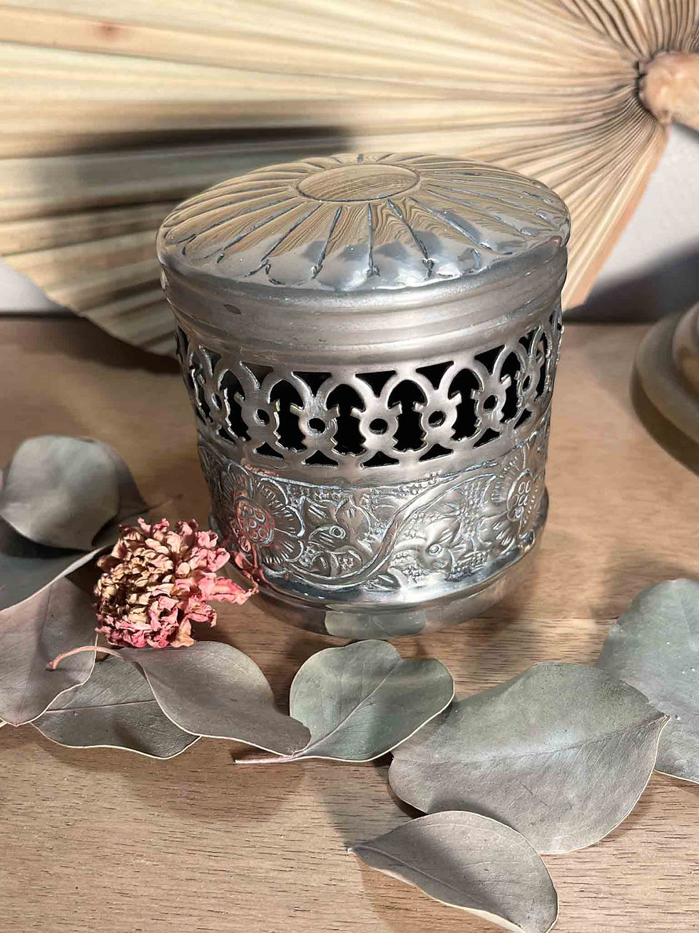 Boîte ancienne anglaise en métal argenté ajouré, décor de feuilles et de raisins