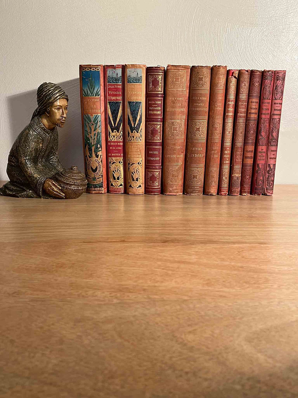 Ensemble de douze livres anciens des aventures de Jules Verne