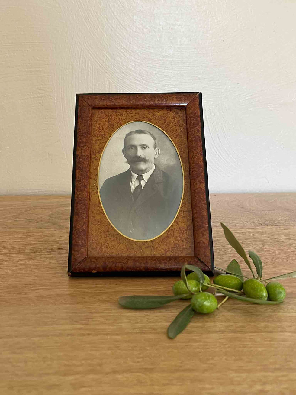 Cadre photo ancien à poser en bois avec carte postale d’un Arlésien de 1930