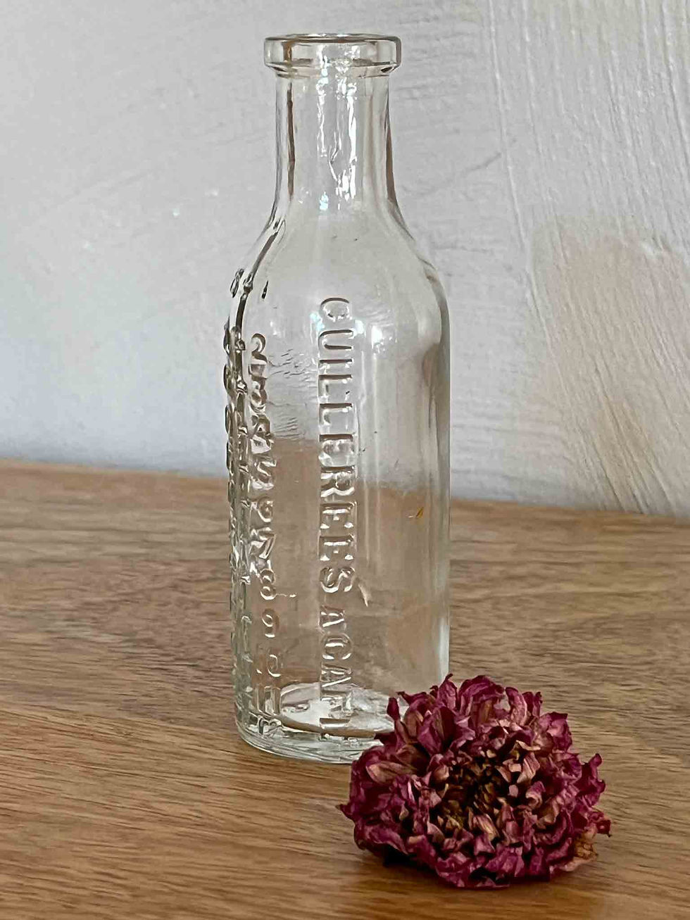Flacon ancien des années 50 en verre moulé gradué de 150 ml