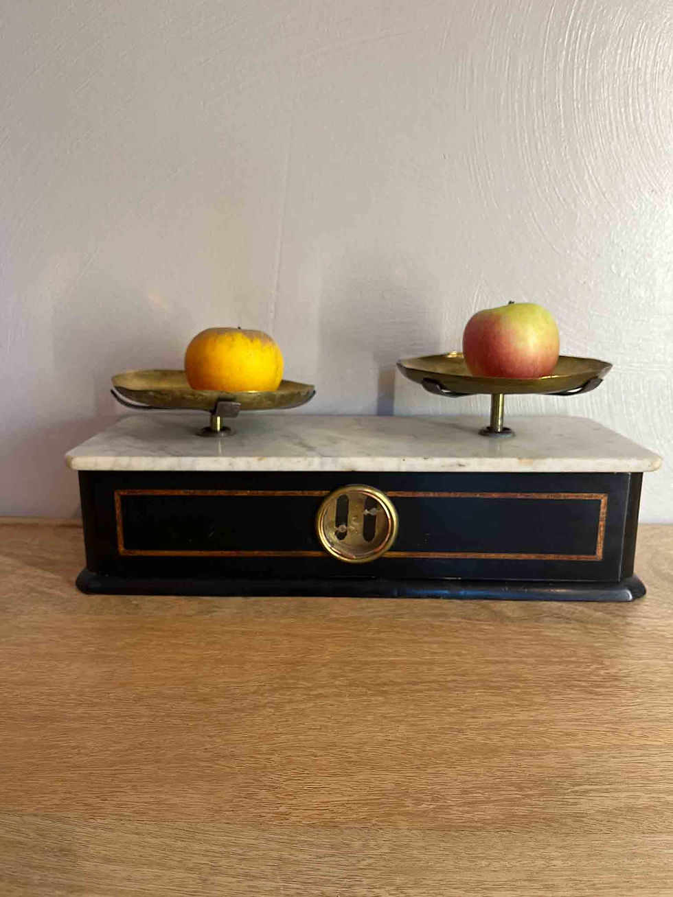 Balance ancienne Napoléon III en bois, marbre et laiton avec ses poids
