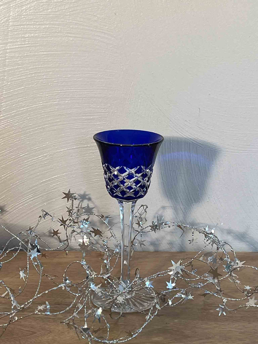 Verre à vin du Rhin Baccarat modèle Burgos en cristal bleu cobalt