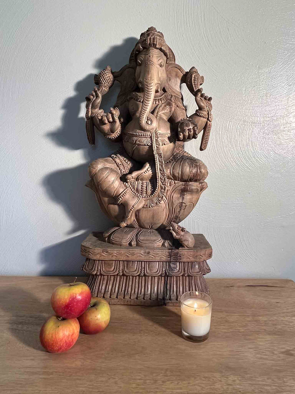 Statue indienne ancienne représentant Ganesh, sculptée dans un bloc de bois
