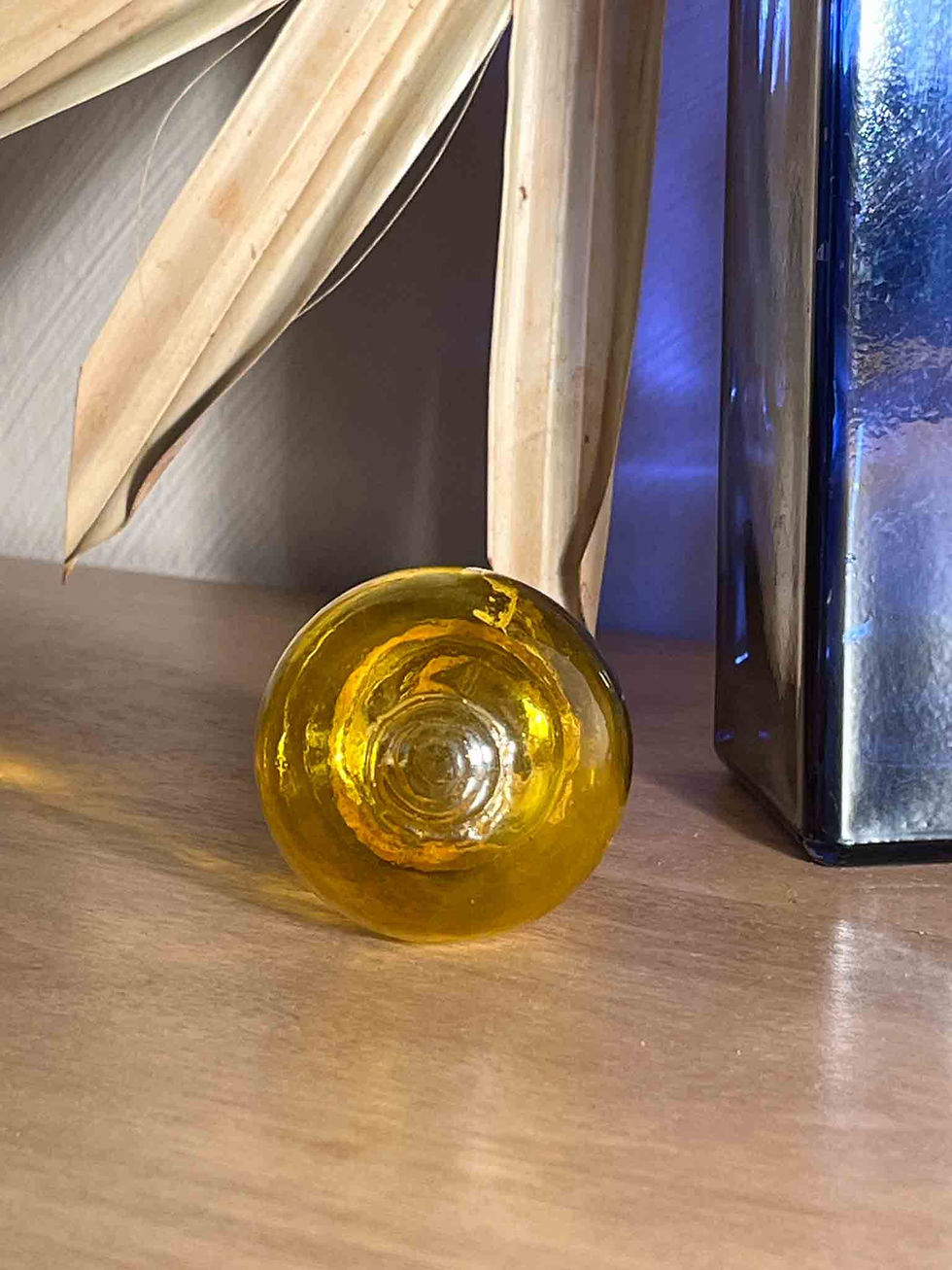 Bouteille vintage en verre bleu cobalt avec bouchon jaune