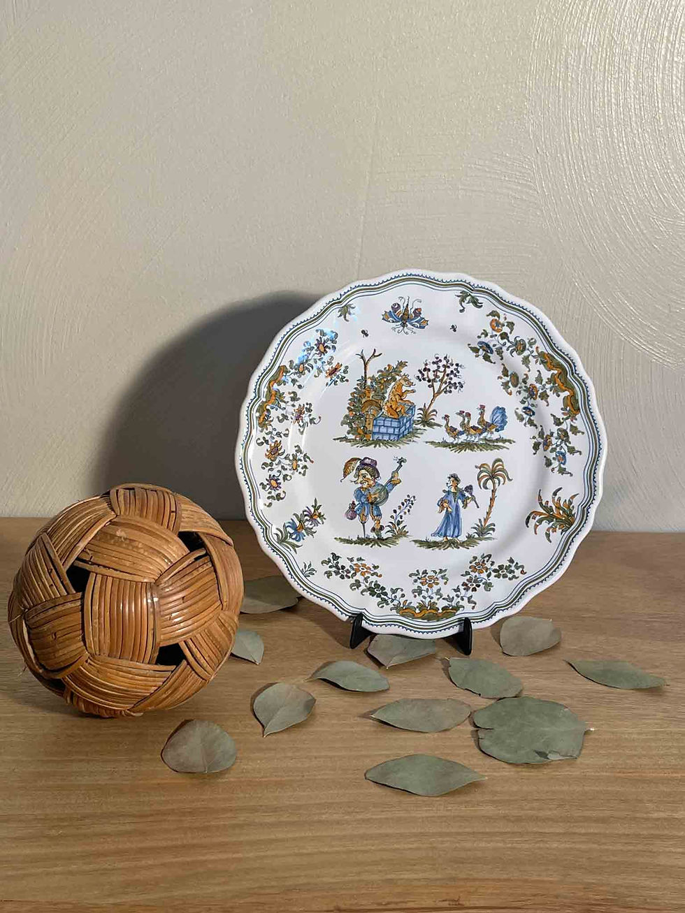Grande assiette Louis XV en faïence peinte à la main, atelier Bondil à Moustiers