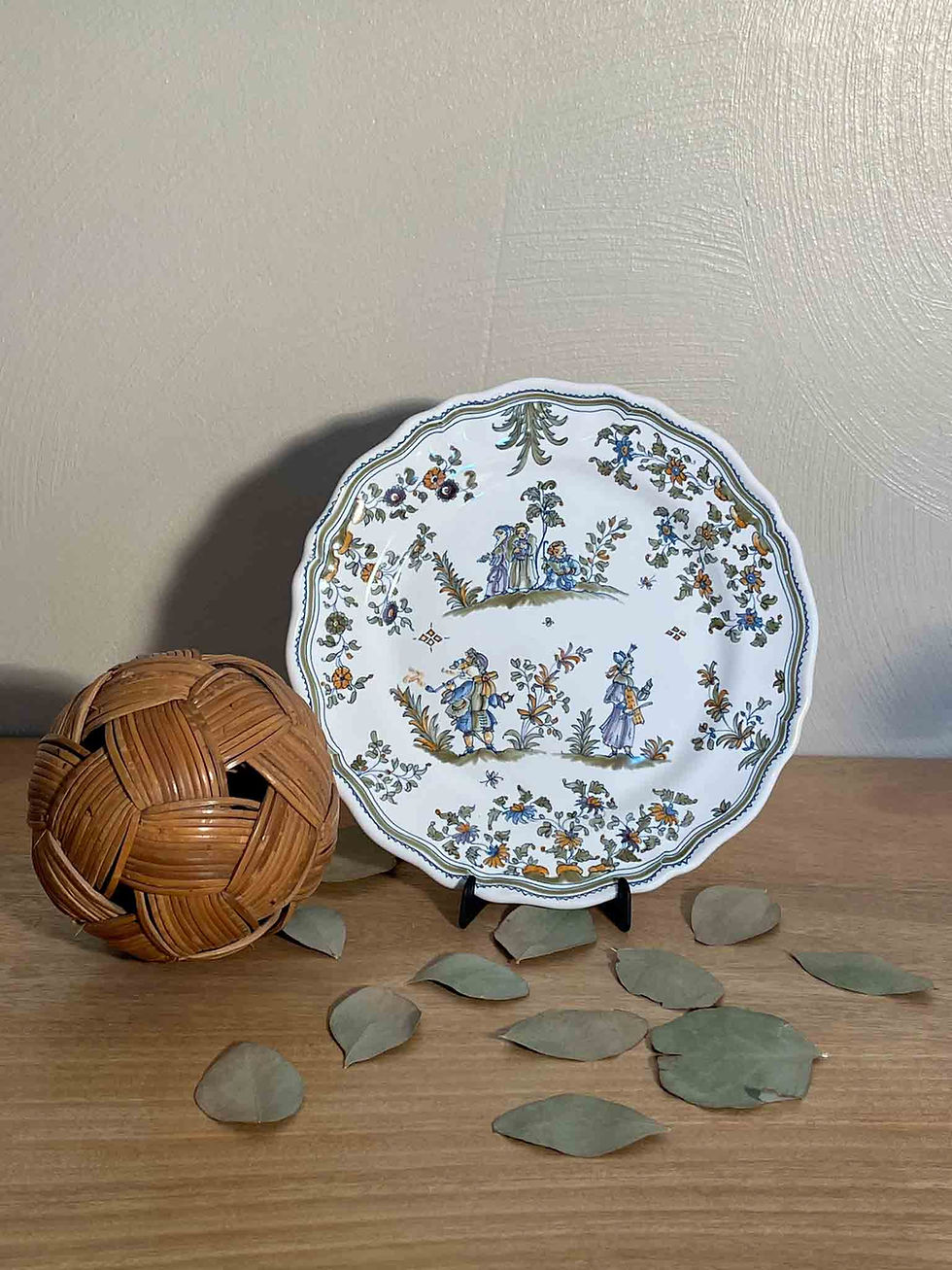 Grande assiette Louis XV en faïence peinte à la main, atelier Bondil à Moustiers