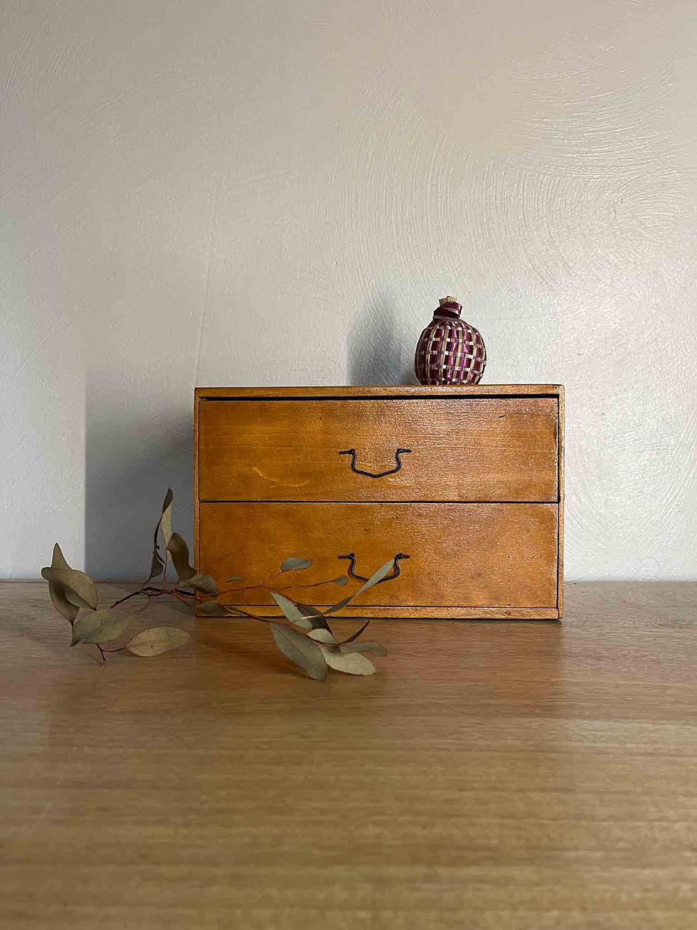 Boîte de mercerie française ancienne en bois avec deux tiroirs