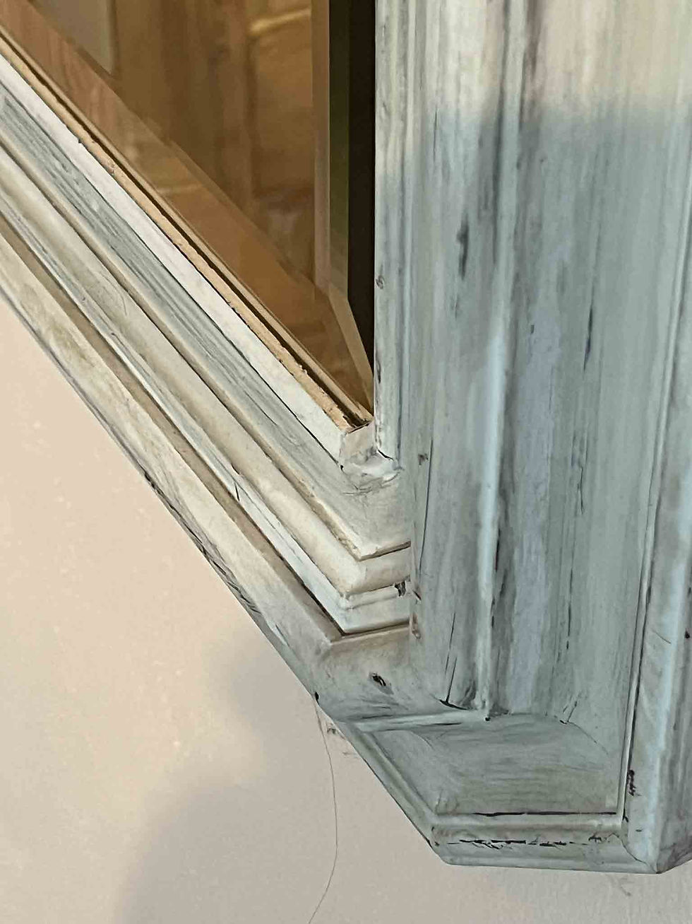 Miroir octogonal ancien en bois biseauté, patine gris clair