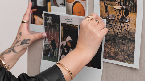 mãos montando um moodboard de branding