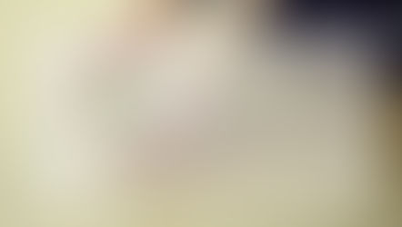 身近な人にも相談できないことを誰かに話す経営者をイメージした画像