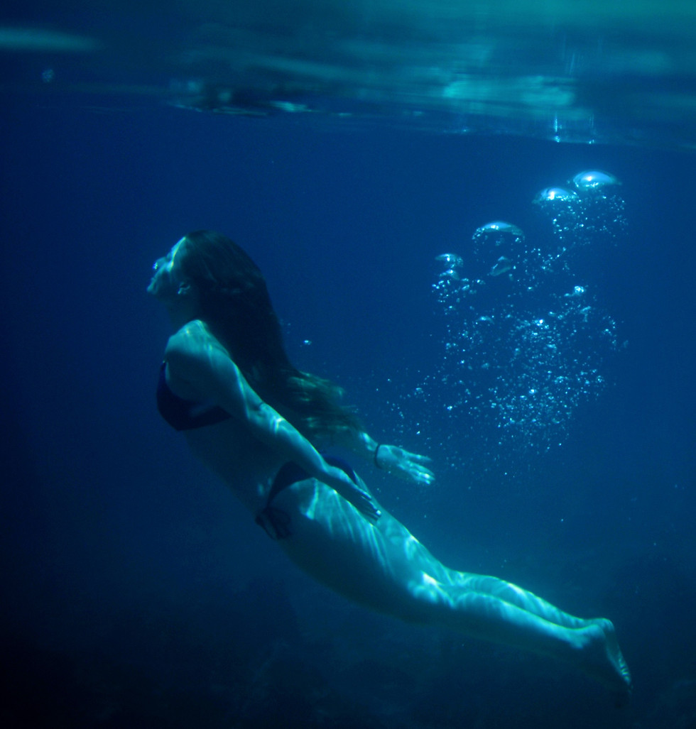 Frau unter Wasser in Skiathos, Grichenland