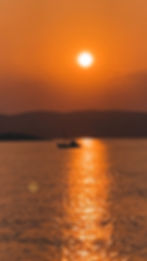Sonnenuntergang mit Segelschiff im Vordergrund in Skiathos, Grichenland