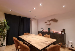 Éclairage encastré dans une salle à manger moderne à Uccle, Ixelles, Woluwe et Waterloo.