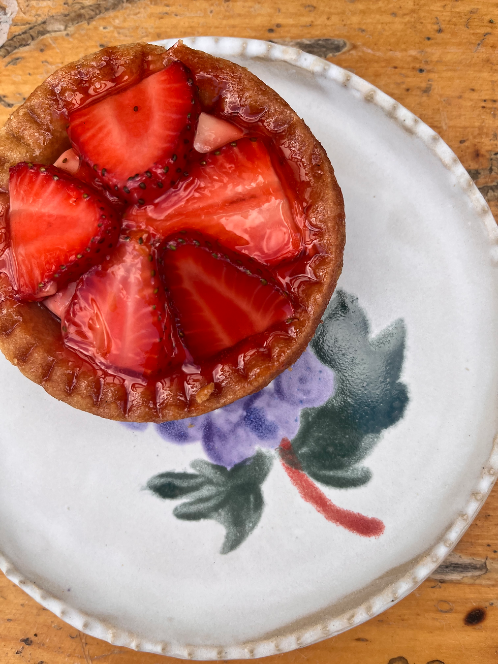 Thumbnail: handgevormd fruitbordje met ringeloorrandje. Witmat glazuur en fruitdecoratie