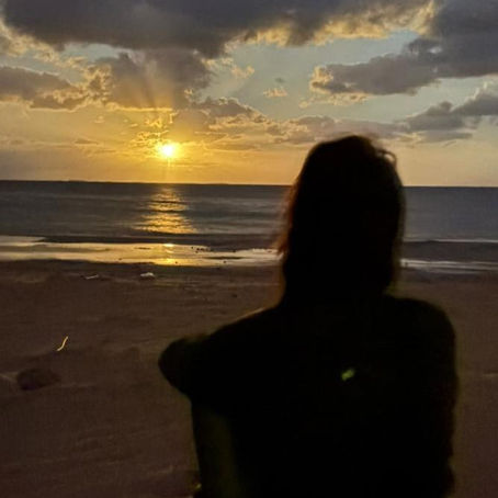 Nádia olhando a lua cheia na Lagoa dos Patos