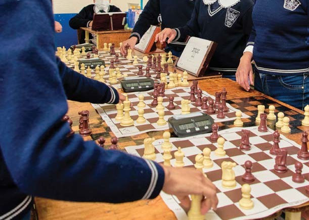 Figura 3. Clases de ajedrez en la escuela