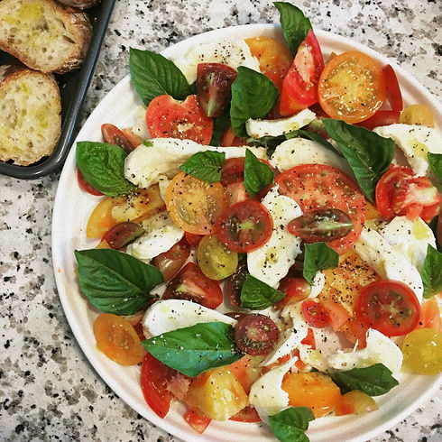 Caprese salad tomaotes mozarella basil olive oil