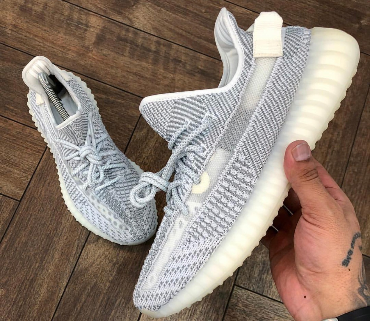 YEEZY BOOST 350 V2 STATIC 3M REFLECTIVE This release