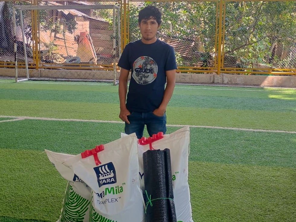 Fredy Pilco con su reconocimiento en la CONCAFES 2025