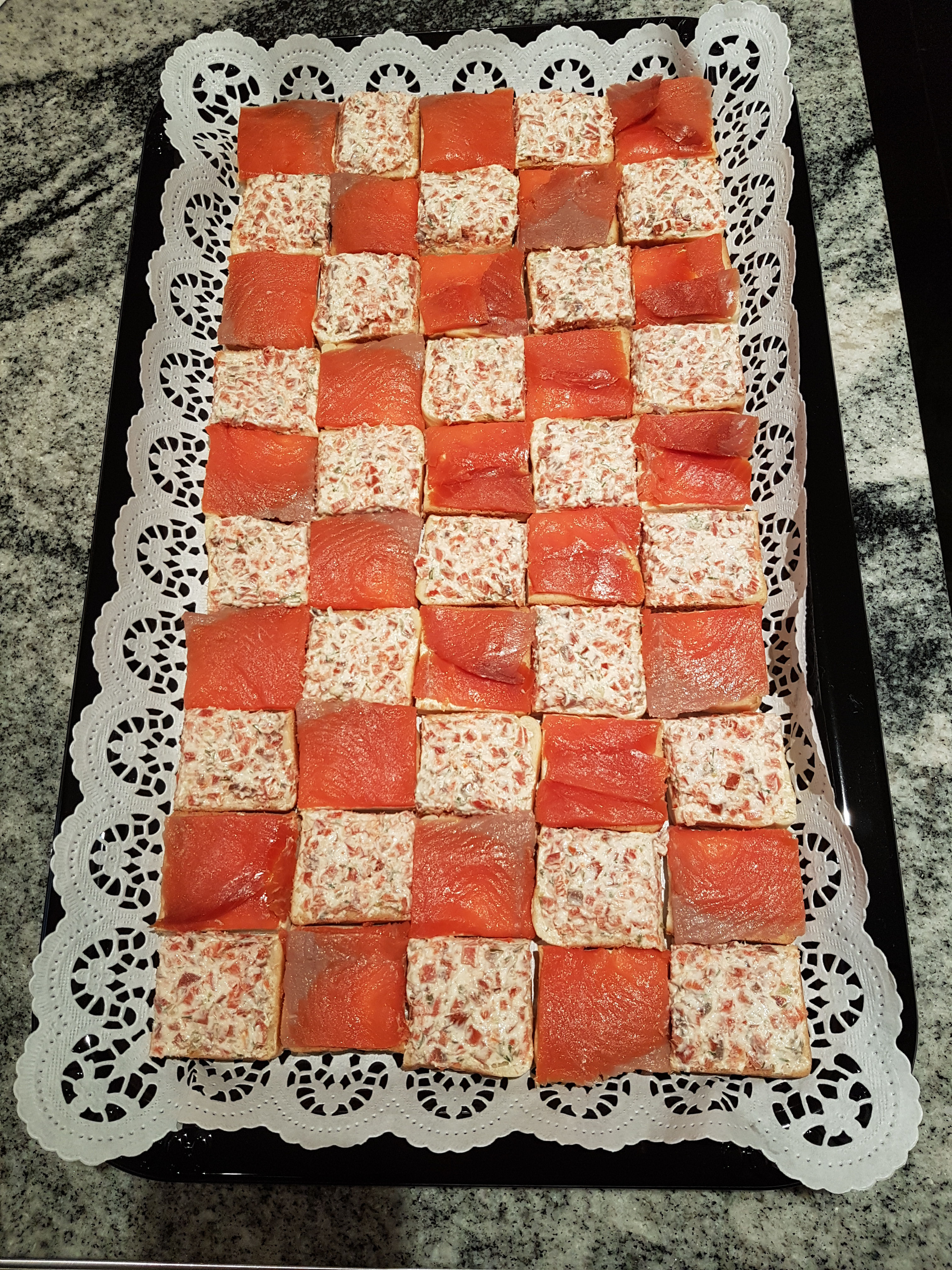 Cateringplatte MITTEL mit Alaskan Sockeye SCHACHBRETT - 35 Stk.