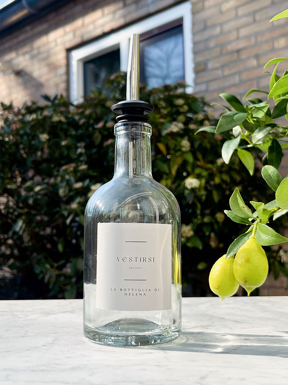 Thumbnail: Dressing fles glas met druppelvrije schenktuit op buiten keuken